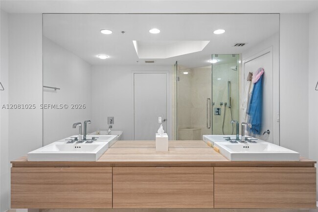 Building Photo - 17111 Biscayne Blvd