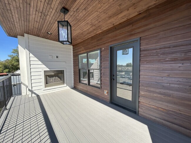 Building Photo - 2BD 2BA 3 STORY TOWNHOME FOR RENT