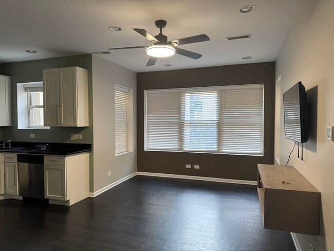 Building Photo - 1637-1632 W Farwell Ave