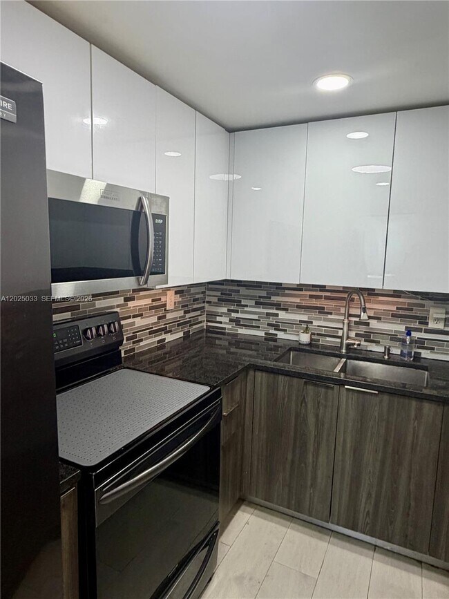 Building Photo - 1705 W 57th St