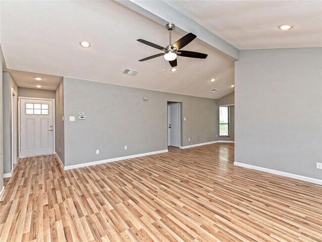 Building Photo - 4004 Jaffna Cove