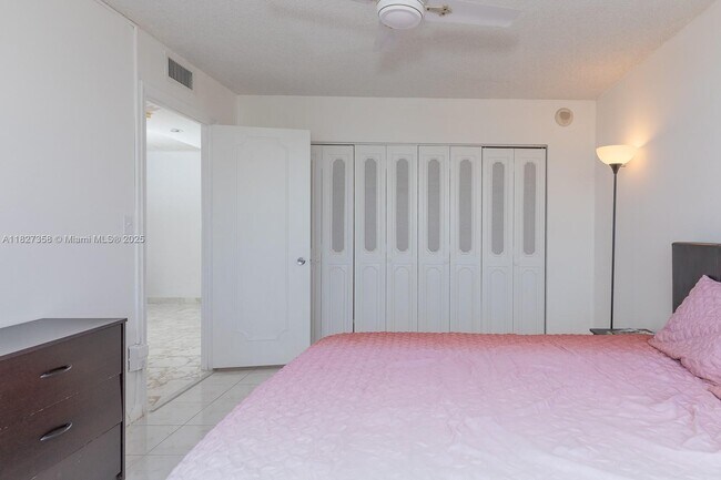 Building Photo - 137 Golden Isles Dr