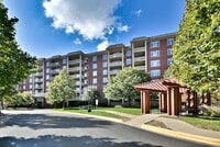 Building Photo - Bright & Spacious Condo in Great Location!