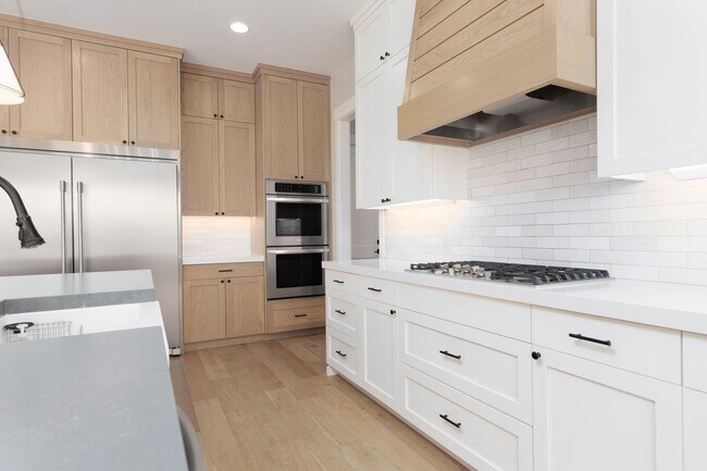 Building Photo - Gorgeous 5 bed | 3.5 bath |  Custom Home with RV Garage in Tonaquint!