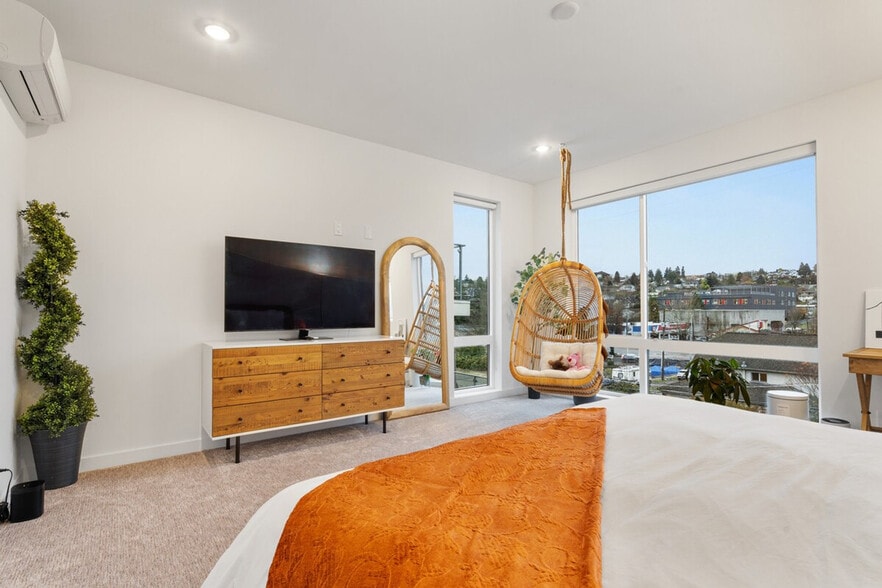 Building Photo - 2433 S Plum St