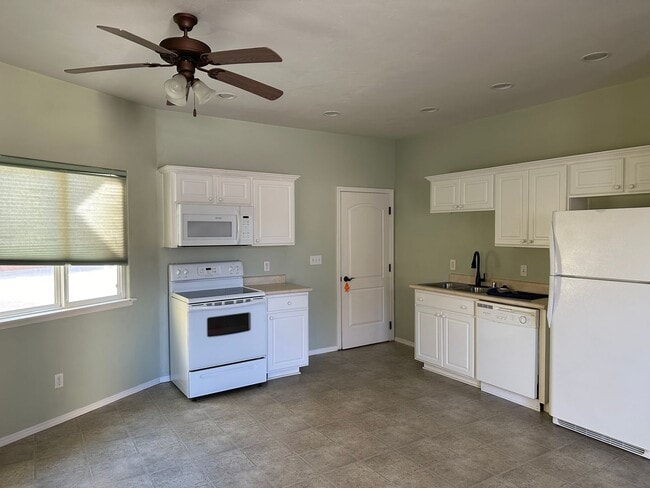 Building Photo - MAIN ST