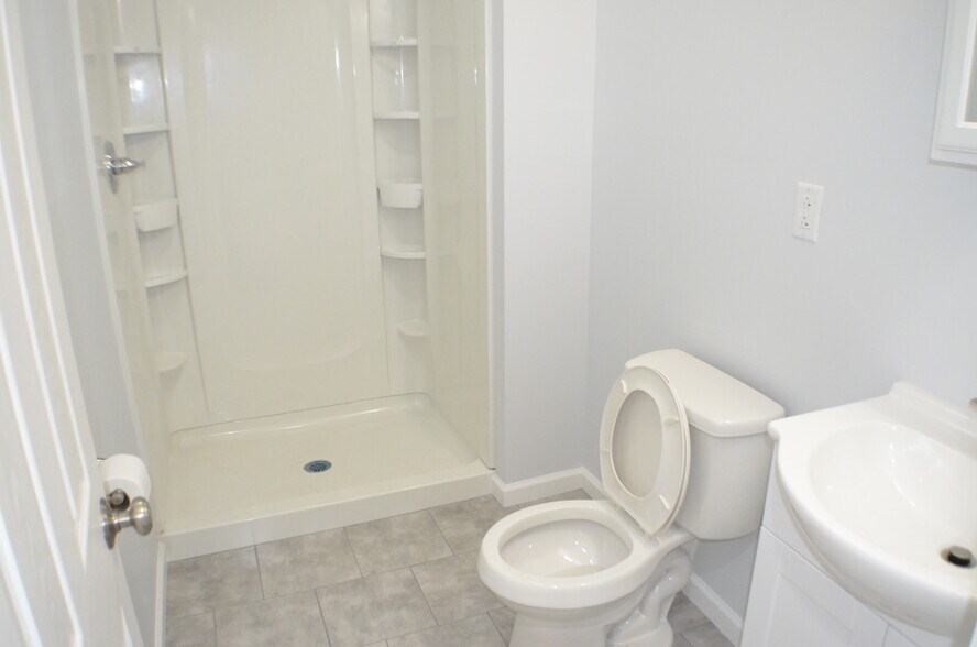 Building Photo - 563 Burritt St