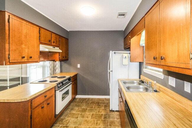 Building Photo - 913 N Willowick Dr