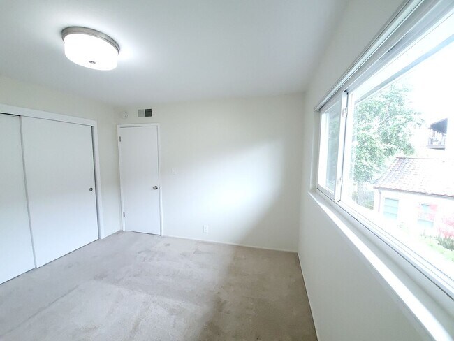 Building Photo - Lovely top floor condo unit; 2 bed/ 2 bath