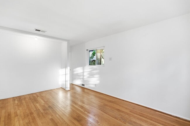 Building Photo - Beautiful 3 Bed + 2 Bath House + Front & Back Yard, Garage, Driveway