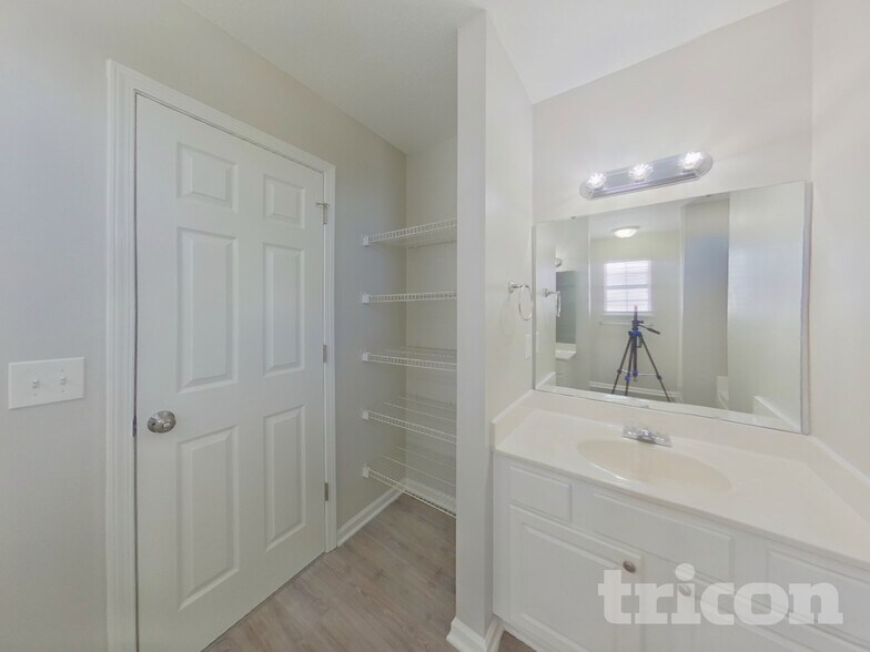 Building Photo - 204 Fox Grove Cir