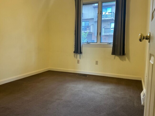 Building Photo - Townhome - 3 Bedroom/ 2.5 Bathroom - Avail...
