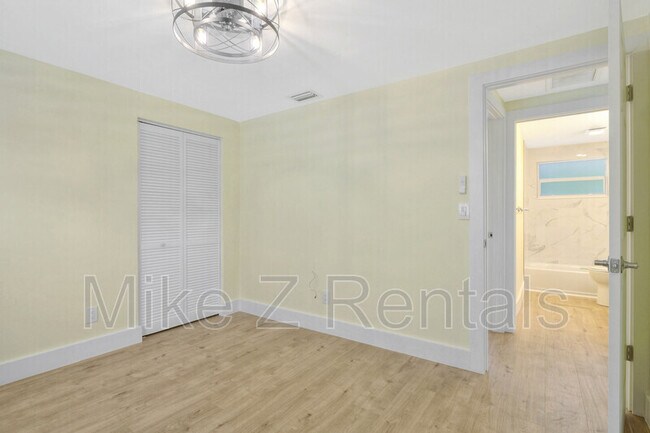 Building Photo - 3069 Woodside Ave