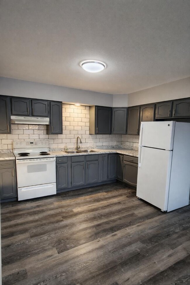 Building Photo - 102 Lake Ave S