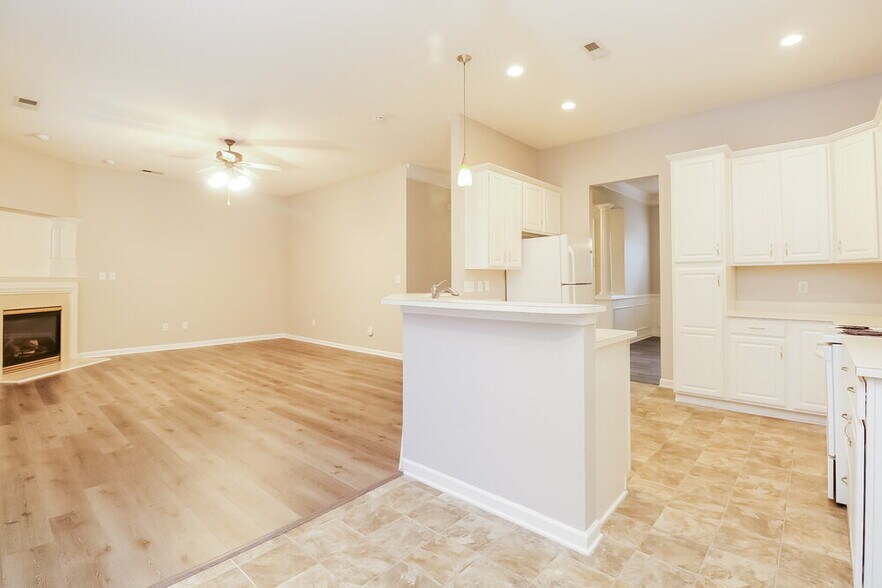 Building Photo - 15541 De Havilland Dr