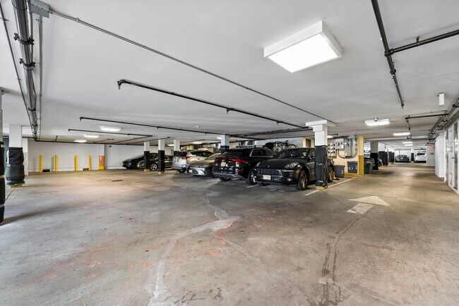 Building Photo - 727 Monroe St