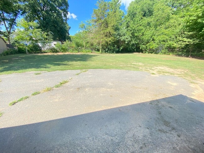 Building Photo - 2bd/1ba Renovated House near Downtown w/ Huge Fenced Backyard & 2 Carport