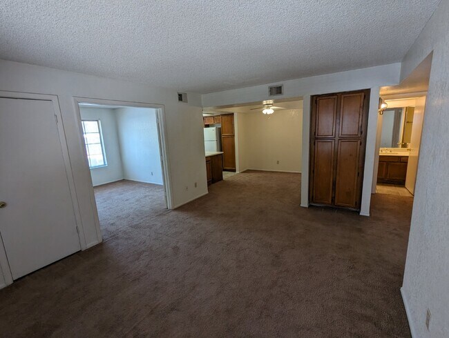 Building Photo - 2 Bedroom 2 Bathroom in Tempe! Water, Sewe...