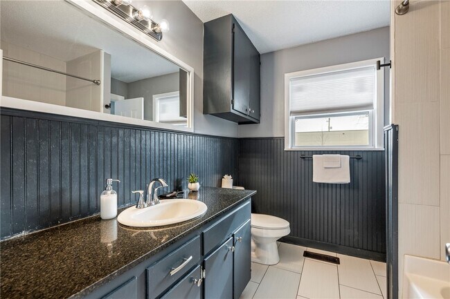 Building Photo - 110 SE 13th St