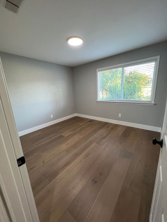 Building Photo - Updated Two-Bedroom, One-Bath Townhome – Bay Point