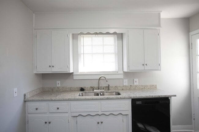 Building Photo - 1814 Moss St