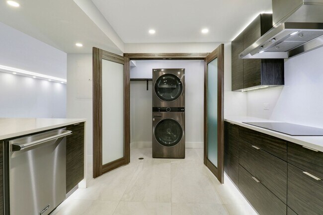 Building Photo - Beautiful 3 Bedroom 3 Bath Condo On North ...