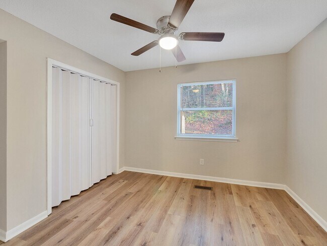 Building Photo - Adorable 3 BR 2 BA in Hixson