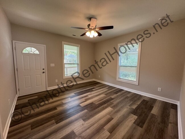 Building Photo - Nice updated home