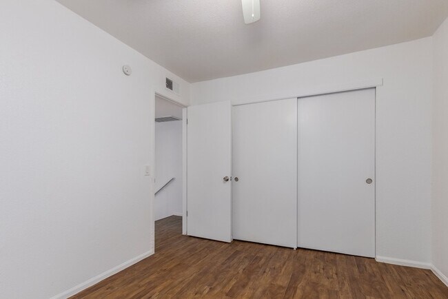 Building Photo - 2 Bedroom townhouse