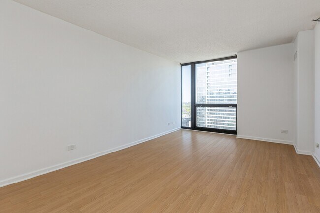 Building Photo - 1122 N Clark St