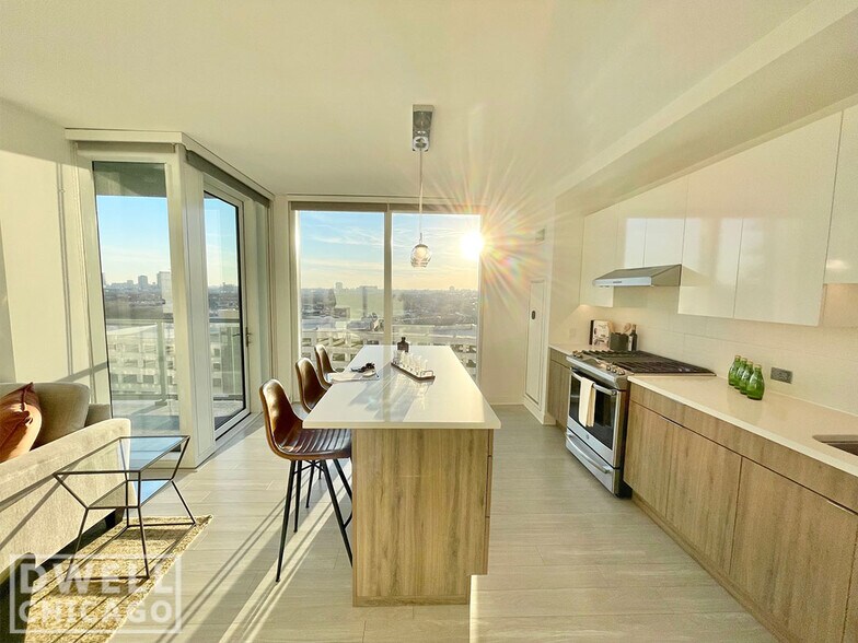 Building Photo - 2337 N Lincoln Ave