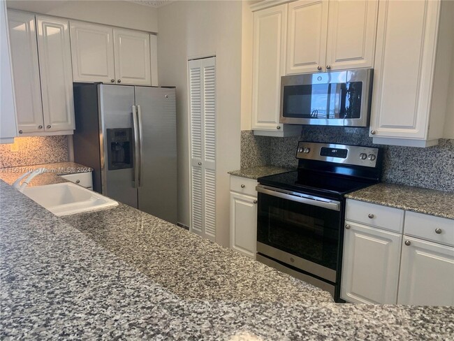 Building Photo - 888 Brickell Key Dr