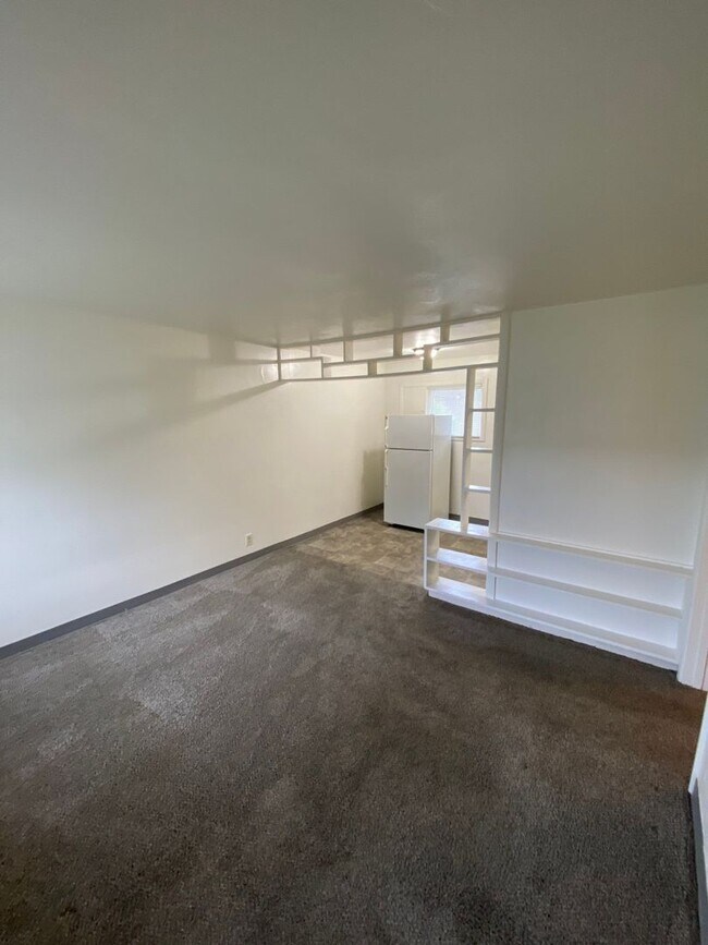Building Photo - 908 Fir St S
