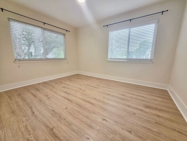 Building Photo - Newly renovated 2 bedroom + flex space in ...