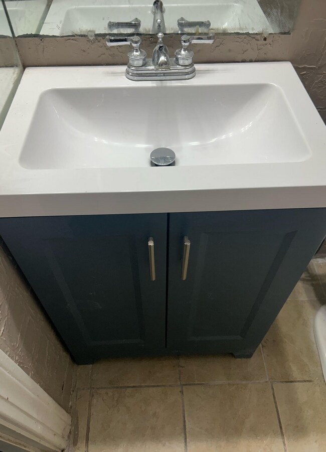 Building Photo - 735 Compton St