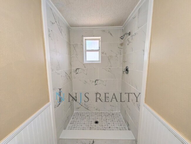 Building Photo - 11621 Meadow Dr