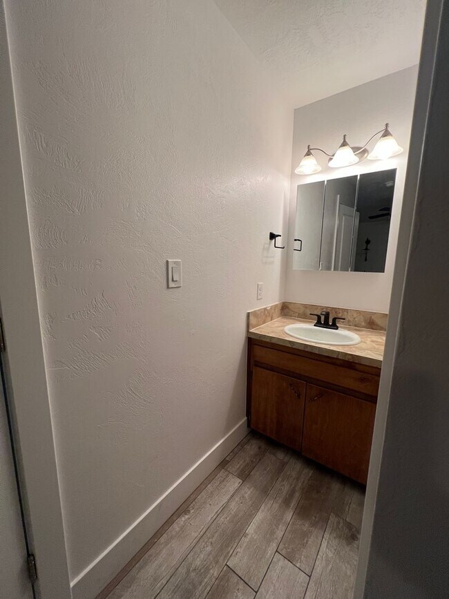 Building Photo - Great 3 bedroom 2 bathroom,  home with a h...