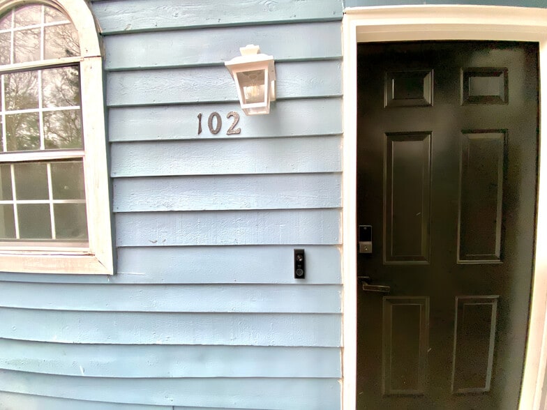 Entry, 36" wide door, first floor, no step entry, smart lock. - 4240 Wilshire Blvd