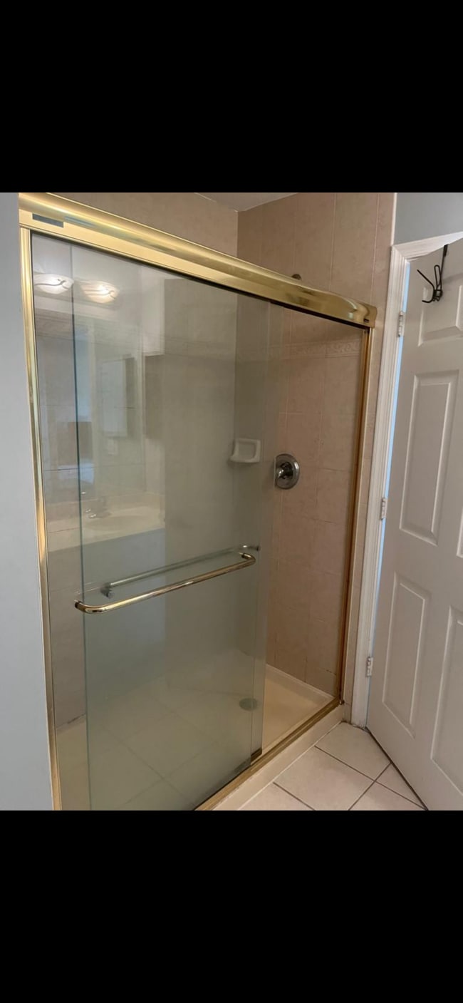 King shower - 6358 Landings Way