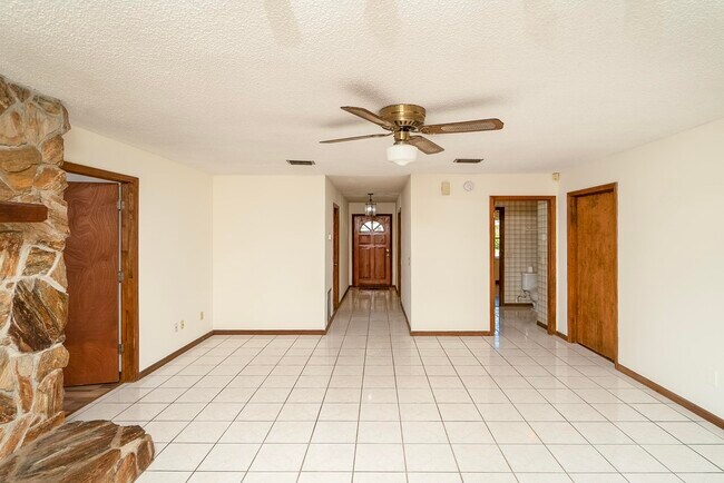 Building Photo - 328 Linden Rd