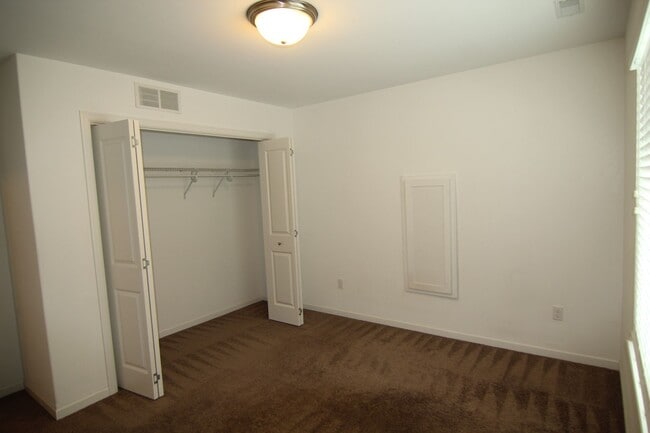 Building Photo - 4 bed/3 bath Split-foyer. Great Location!