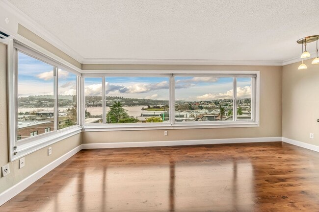 Building Photo - 1 Bedroom 1 Bathroom Eastlake Condo W/ Stunning Views