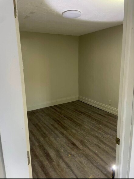 Building Photo - 108 Miller St