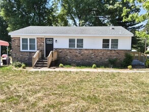 Building Photo - Blackstone-3 Bed 2 bath Renovated Rancher