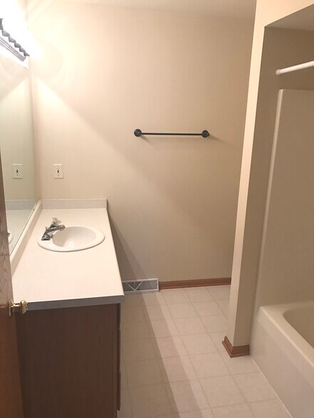 Building Photo - 1135 Ellys Way