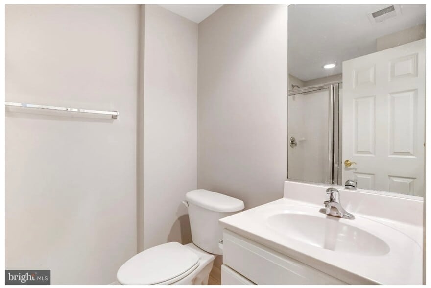 Building Photo - 213 Oak Knoll Ter