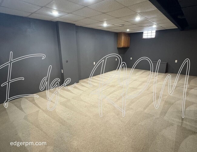 Building Photo - 4 bed/2 bath with 2nd Living room!