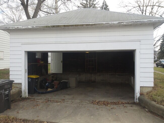 Building Photo - 826 Nuttman Ave