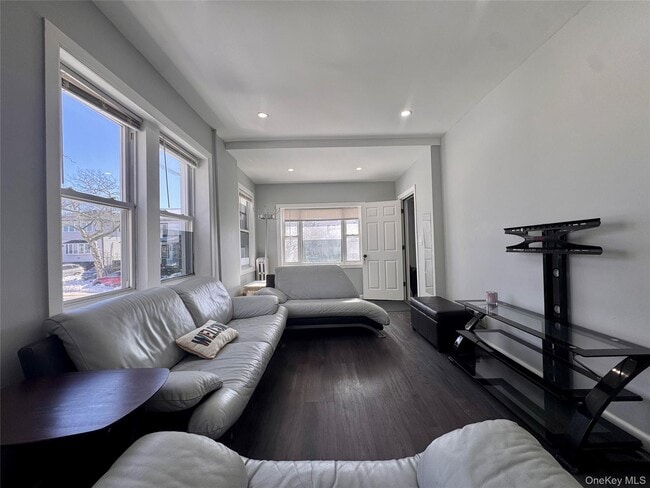 Building Photo - 645 E Beech St