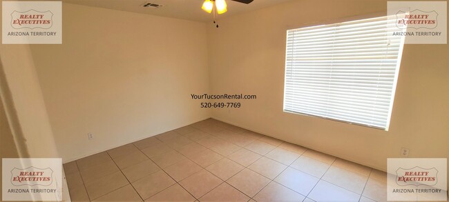 Building Photo - Valencia Rd & Headley Rd 3/2 - July move in special! - All tile floors and updated kitchen